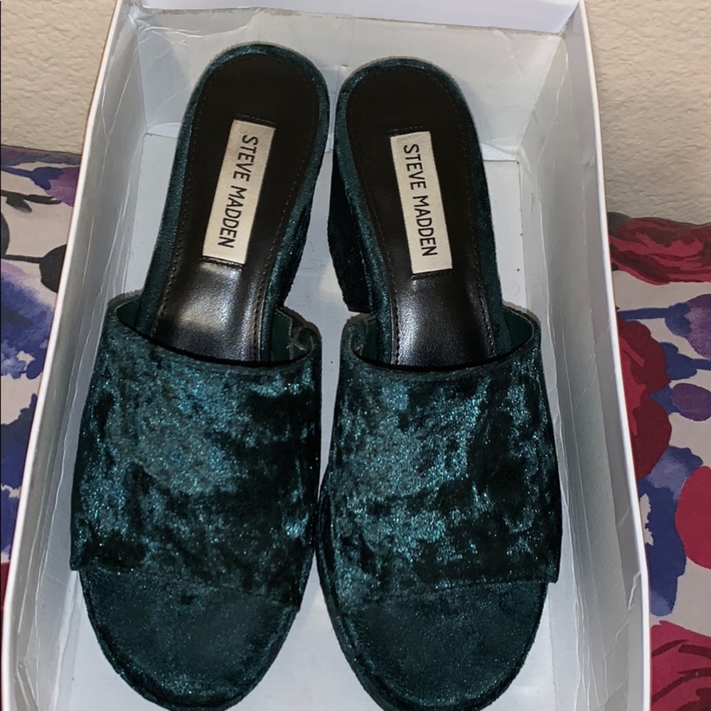 Steve Madden Green Velvet “Relax”
